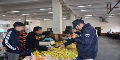Pazarda çürük meyveyi etiketle kapatıp satan esnafa ceza