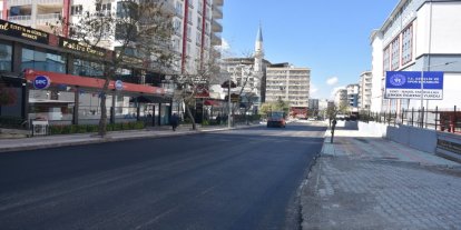 Siirt’te hava şartlarının düzelmesiyle asfalt çalışmaları yeniden başladı