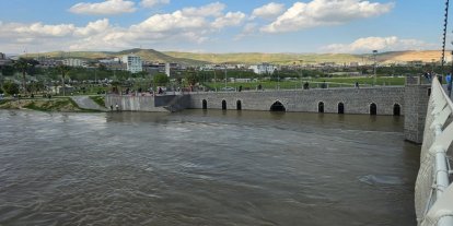 Ilısu Barajı'nda kapaklar açıldı: Cizre'de su seviyesi yükseldi
