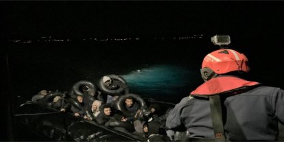 İzmir'de lastik bottaki 31 düzensiz göçmen yakalandı