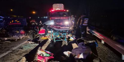 Van'da göçmenleri taşıyan otomobil kaza yaptı: 7 yaralı