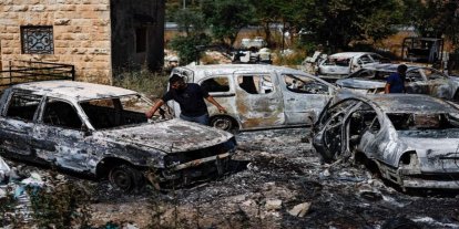 Batı Şeria'da Yahudi çetelerin zulmü: Filistinlilere saldırıp araçlarını ateşe verdiler