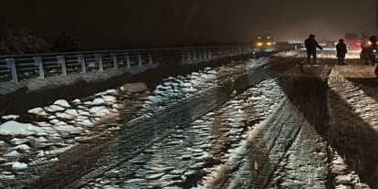 Uşak-Afyonkarahisar yolu yoğun kar yağışı nedeniyle trafiğe kapatıldı