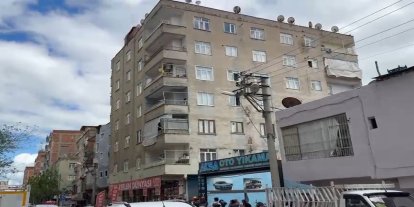 Binanın sallandığı iddiası apartman sakinlerini sokağa döktü