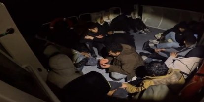 Arızalanan lastik bottaki 20 düzensiz göçmen kurtarıldı