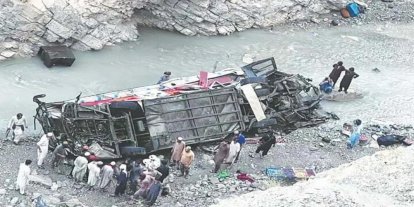 Pakistan'da yolcu otobüsü şarampole yuvarlandı: 4 ölü, 26 yaralı