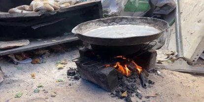 Gazze'de yakıt krizi derinleşti: Aileler yemek pişirmek için çöp yakıyor