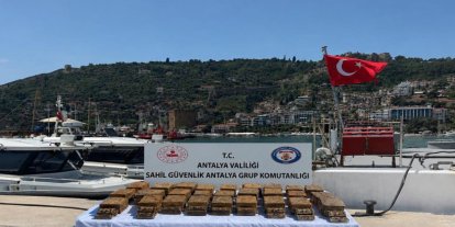 Antalya'da kıyıya vuran paketten 40 kilogram esrar çıktı