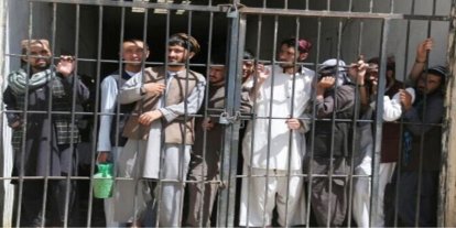Yüzlerce Afgan mahkum Pakistan'dan evlerine döndü