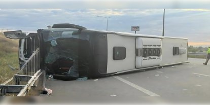 Yolcu otobüsü refüje çarpıp devrildi: 38 yaralı
