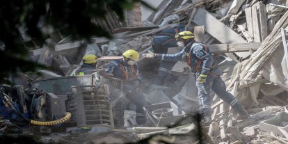 Almanya'da tarihi bina çöktü: Enkaz altında kaldığı düşünülen 3 kişi için arama sürüyor