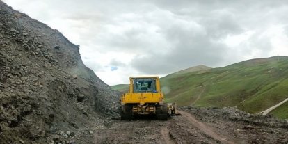 Diyadin’de meydana gelen heyelan ekipler tarafından temizlendi