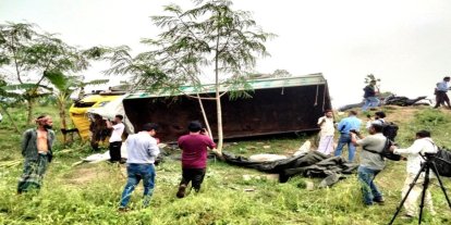 Bangladeş'te bayram için seyahate çıkanları taşıyan kamyon devrildi: 15 ölü