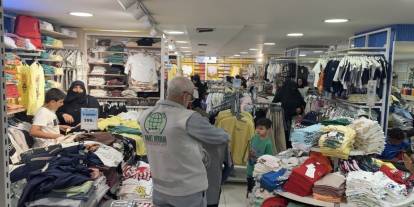 Adana Umut Kervanı yetim çocuklara giysi yardımında bulundu