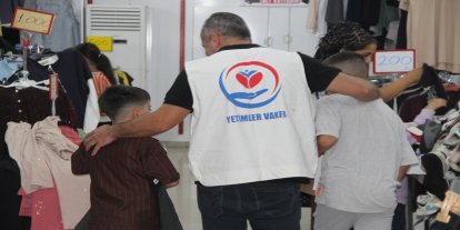 Yetimler Vakfı Kurban Bayramı öncesi Cizre'de onlarca yetimi giydirdi