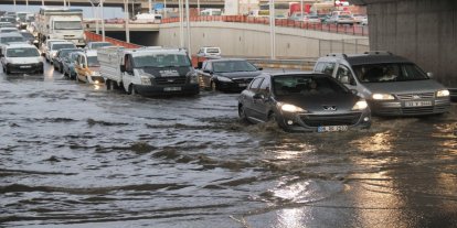 Meteoroloji'den 5 bölgede sağanak yağmur uyarısı