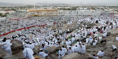 Hacılar haccın en büyük rüknü olan arafat'a akın ediyor