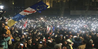 Gürcistan'da binlerce kişinin katılımıyla hükümet karşıtı gösteri