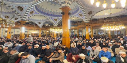 Konya’da vatandaşlar bayram namazı için camileri doldurdu
