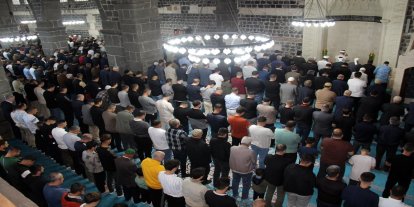 Diyarbakırlılar bayram namazında tarihi Ulu Camii'ni hınca hınç doldurdu