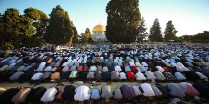 Siyonist rejimin kısıtlamalarına rağmen 140 bin kişi Mescid-i Aksa'da bayram namazı kıldı