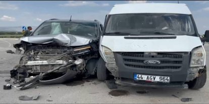 Malatya'da minibüs ile hafif ticari araç çarpıştı: 8 yaralı