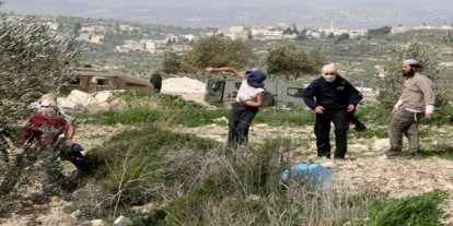 Yahudi çeteler Batı Şeria'da Filistinlilerin evlerini taşladı, araçlarını tahrip etti