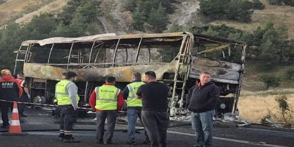 Bariyerlere çarpan yolcu otobüsü alev aldı: 8 ölü, 33 yaralı