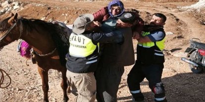 Siirt’te kalp krizi geçiren kadın katır sırtında ambulansa ulaştırıldı