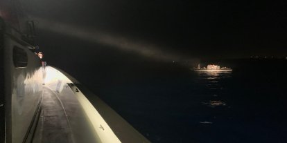 İzmir açıklarında sürüklenen lastik bottaki 32 göçmen kurtarıldı