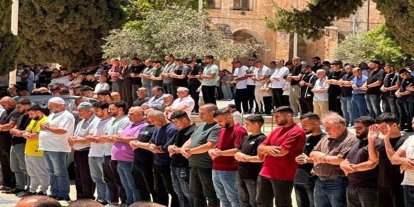Mescid-i Aksa'da 60 bin Filistinli cuma namazını eda etti
