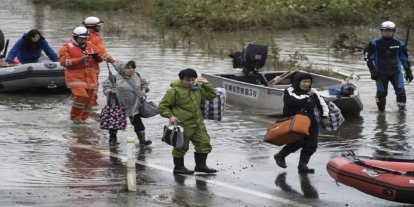 Jangmi Tayfunu Japonya'yı vurdu: 23 yaralı, 1,5 milyon kişiye tahliye uyarısı