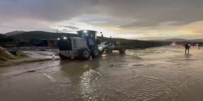 Elâzığ Kovancılar'da sel sonrası kapanan kara yolu trafiğe açıldı