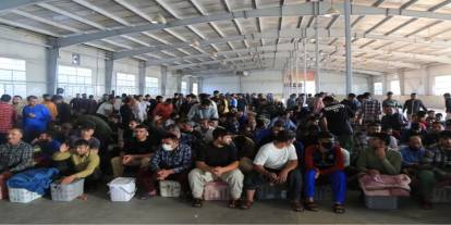 İran, 408 mahkumu Afganistan'a teslim etti
