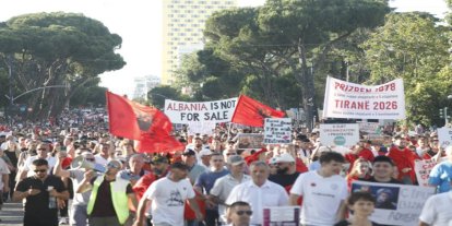 Arnavutluk'ta hükümet karşıt protesto: Binlerce kişi başbakanın istifası için sokaklara döküldü