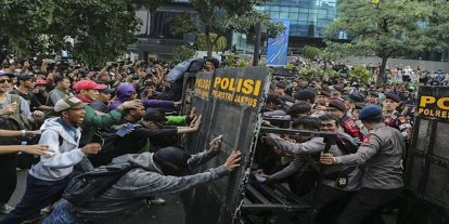 Endonezya'da öğrenciler "İflasa Giden Endonezya" sloganıyla sokaklara döküldü