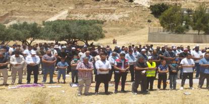 El Halil'de yüzlerce Filistinli, gasbedilmek istenen topraklarında namaz kıldı