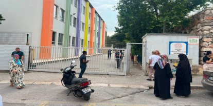 İzmir'de öğrenciler sınavda, veliler heyecanlı bekleyişte