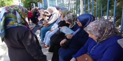 Öğrenciler sınavda, veliler duada