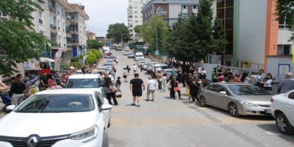 İzmir'de LGS sona erdi, öğrenciler aileleriyle buluştu