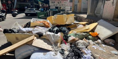 Basmane'de yol kenarına bırakılan atıklar görüntülendi