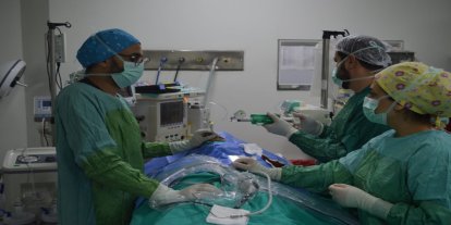 Türkiye’de sayılı merkezde uygulanan östaki tüp plastiği ameliyatı Siirt’te hastalara umut oluyor