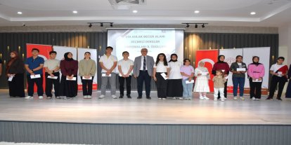 Din, ahlak ve değer yarışmalarında başarılı öğrenciler ödüllendirildi