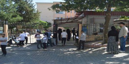 YKS'de değişmeyen görüntü: Siirt'te bazı adaylar sınav kapısına son dakikada geldi