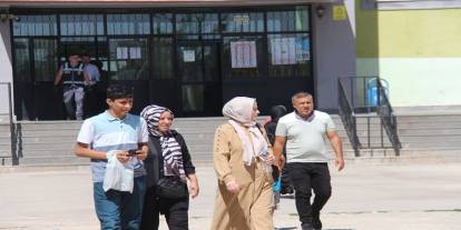 TYT sona erdi: Aileler okul önlerinde dua ederek bekledi