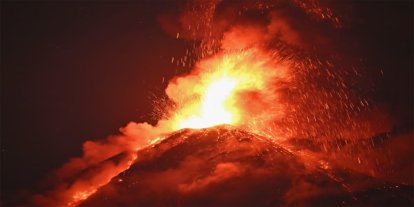 Guatemala’daki Fuego Yanardağı'nda patlama