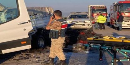 Erzurum'da feci kaza: Kamyonete çarpan otomobilde 3 kişi hayatını kaybetti