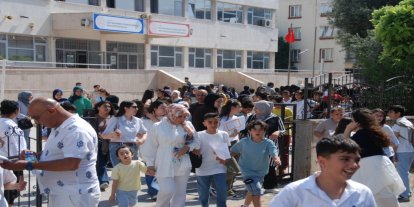 İzmir’de öğrenciler karne aldı, yaz tatili heyecanı başladı