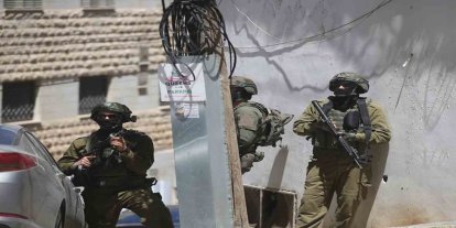 İşgalciler Nablus’ta bir genci esir aldı, bir çocuğu darp etti
