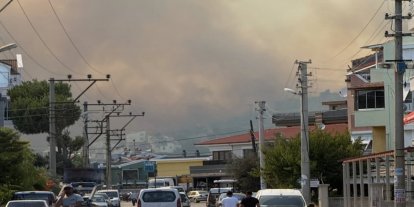 İzmir'deki orman yangını yerleşim yerlerine yaklaştı